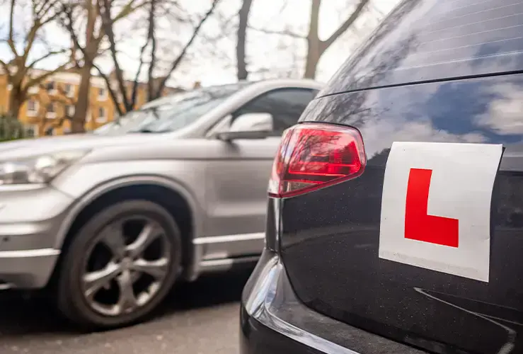 An 'L' plate on a car